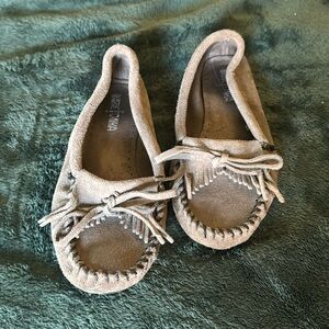 VGUC Minnetonka Kilte hard sole moccasin